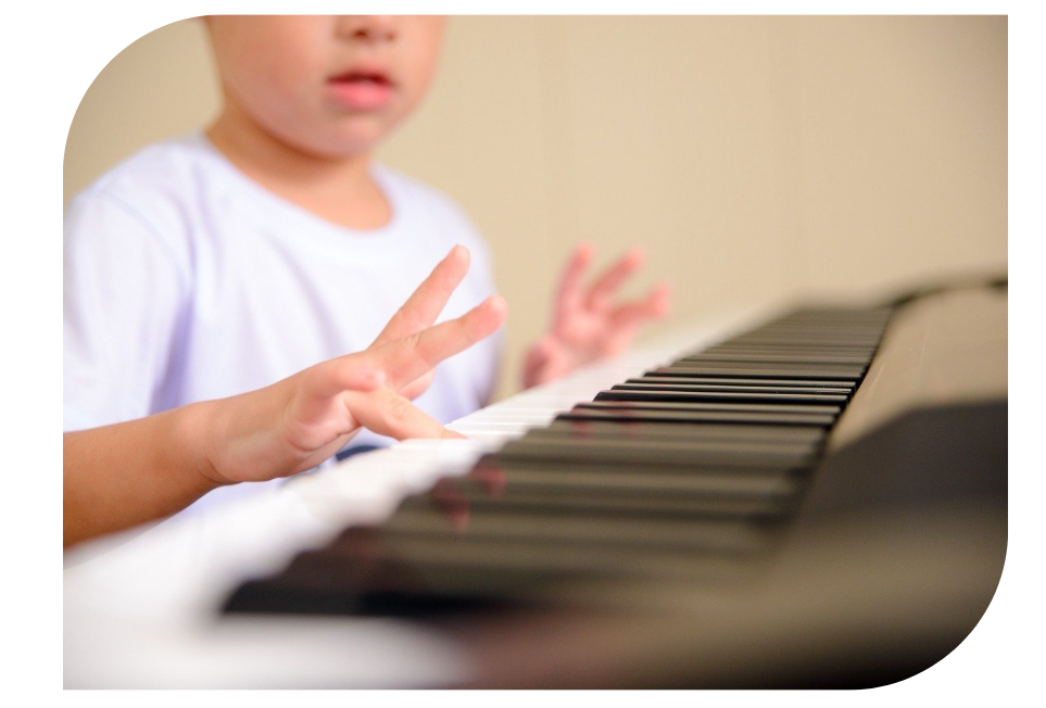 Criança tocando piano